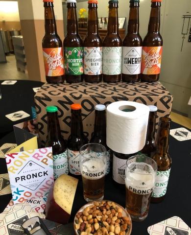 Pronck Survivalpakket met twaalf bieren, glazen, snacks en wc-rol